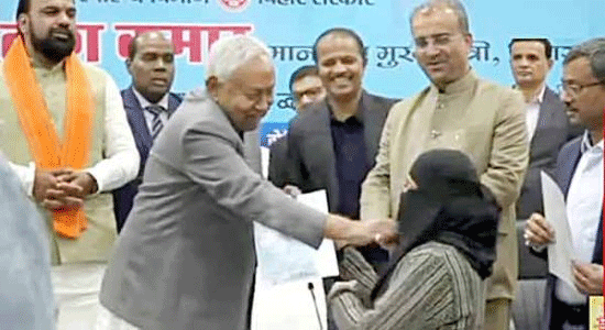 تقرری نامہ حوالے کرتے وقت نتیش کمار نے خاتون ڈاکٹر کا حجاب ہٹا دیا