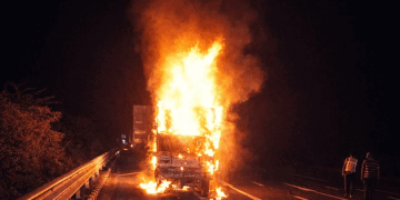 دہلی–ممبئی ایکسپریس وے پر پک اپ میں آگ لگنے سے 3 افرادزندہ جلے