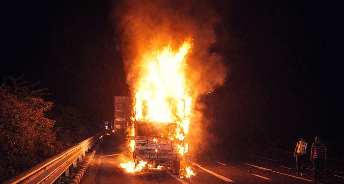 دہلی–ممبئی ایکسپریس وے پر پک اپ میں آگ لگنے سے 3 افرادزندہ جلے