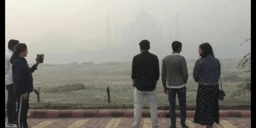 شدید کہرے کی چادر نے عالمی شہرت یافتہ تاج محل کو منظر سےغائب کردیا