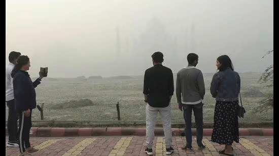 شدید کہرے کی چادر نے عالمی شہرت یافتہ تاج محل کو منظر سےغائب کردیا