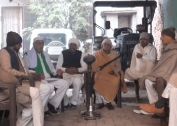 کھاپ پنچایت کا سخت فیصلہ:ہاف پینٹ اور بچوں کے اسمارٹ فون استعمال کرنے پر پابندی