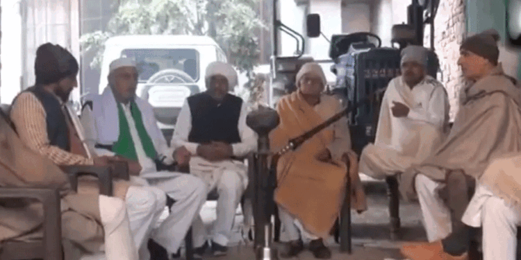 کھاپ پنچایت کا سخت فیصلہ:ہاف پینٹ اور بچوں کے اسمارٹ فون استعمال کرنے پر پابندی