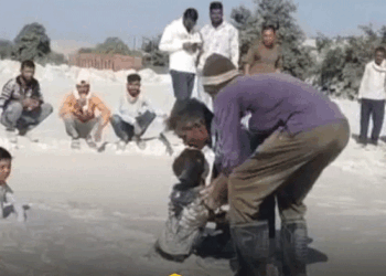 اسلری سے بنا دلدل  معصوم بچوں کے لیے مصیبت بن گیا