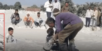 اسلری سے بنا دلدل  معصوم بچوں کے لیے مصیبت بن گیا