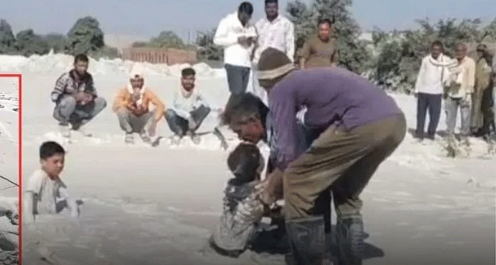 اسلری سے بنا دلدل  معصوم بچوں کے لیے مصیبت بن گیا