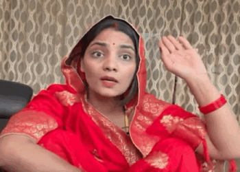 لوک گلوکار نیہا سنگھ راٹھور پولیس اسٹیشن پہنچیں