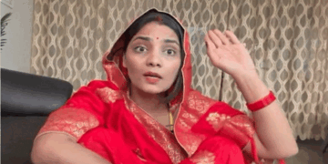 لوک گلوکار نیہا سنگھ راٹھور پولیس اسٹیشن پہنچیں