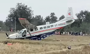 9 سیٹر چارٹرڈ طیارہ گر کر تباہ، پائلٹ سمیت 6 لوگ زخمی