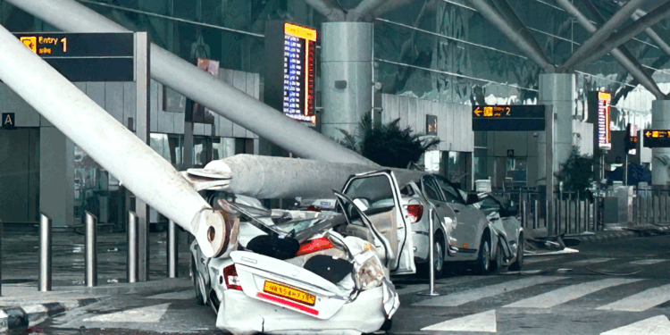 دہلی ایئرپورٹ پر حادثہ ہوتے ہوتے بچا