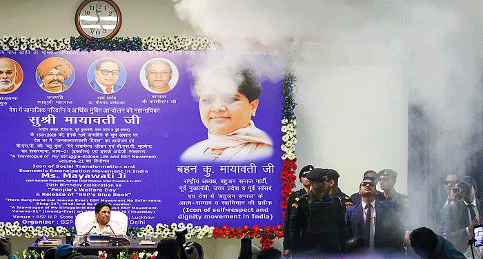 مایاوتی کی پریس کانفرنس میں دھواں پھیلنے سے افرا تفری