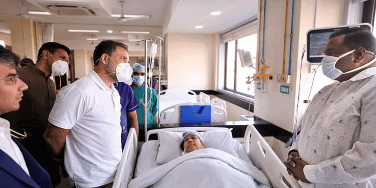 آلودہ پانی پینے کے سبب بیمار پڑے لوگوں  سے راہل گاندھی کی ملاقات