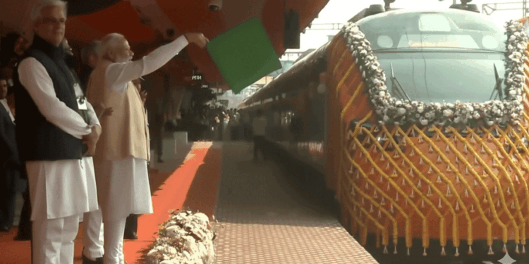 پہلی وندے بھارت سلیپر ٹرین کو مودی نے مالدہ میں دکھائی ہری جھنڈی