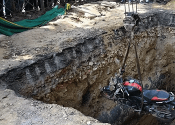 سڑک کنارے موجود گڈھے میں گرنے سے موٹر سائیکل سوار کی موت