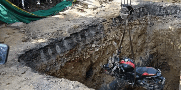 سڑک کنارے موجود گڈھے میں گرنے سے  موٹر سائیکل سوار کی موت