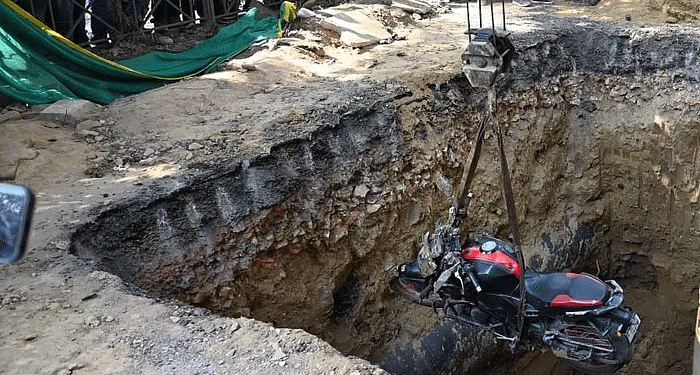 سڑک کنارے موجود گڈھے میں گرنے سے  موٹر سائیکل سوار کی موت