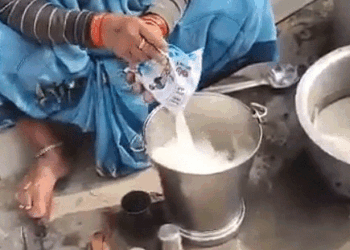 مہوبا کے ڈھکواہا گاؤں سے مڈ-ڈے-میل کی بے حد شرمناک تصویر سامنے آئی