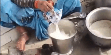 مہوبا کے ڈھکواہا گاؤں سے مڈ-ڈے-میل کی بے حد شرمناک تصویر سامنے آئی