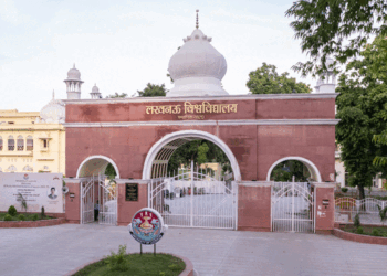 لکھنؤ یونیورسٹی میں مسجد کا گیٹ بند کرنے پرکشیدگی