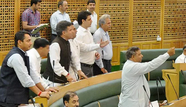 جموں و کشمیر اسمبلی میں حزب اختلاف اور حزب اقتدار کے لیڈران آمنے سامنے