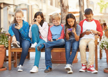 اسکرین سے چپکے رہنے کی لت بچوں اور نوعمروں کے لیے جان لیوا ثابت ہو رہی ہے