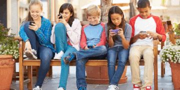 اسکرین سے چپکے رہنے کی لت بچوں اور نوعمروں کے لیے جان لیوا ثابت ہو رہی ہے