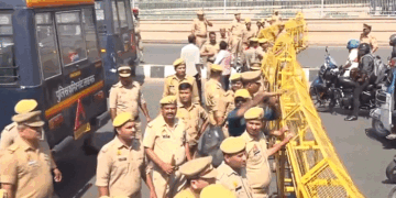 اترپردیش میں ’سی ایم ہیلپ لائن‘ ملازمین کا لکھنؤ میں احتجاج