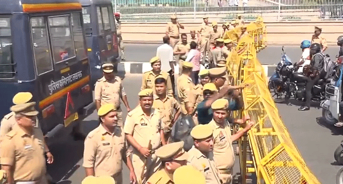 اترپردیش میں ’سی ایم ہیلپ لائن‘ ملازمین کا لکھنؤ میں احتجاج