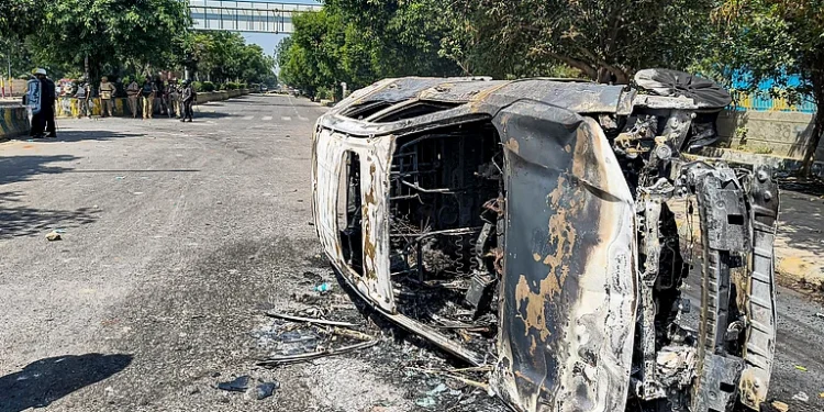 نوئیڈا سے فرید آباد تک ملازمین کا پرتشدد احتجاج