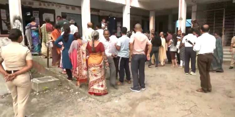 مغربی بنگال اور تمل ناڈو میں ووٹنگ شروع