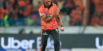 ماں نے زیور بیچ کر بیٹے کو کرکٹ کے جوتے دلائے