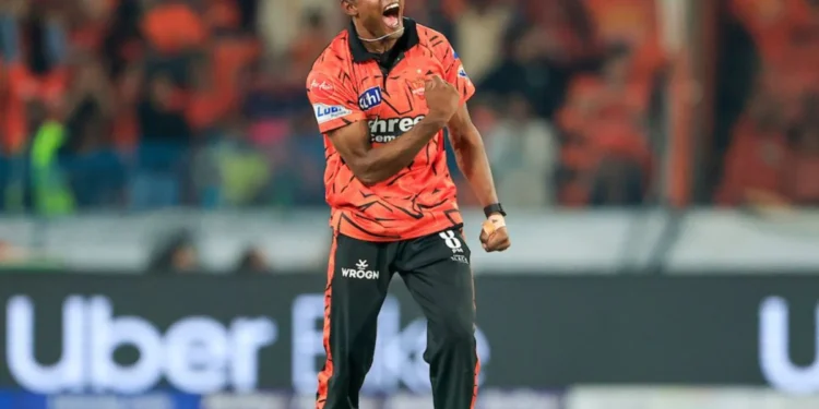 ماں نے زیور بیچ کر بیٹے کو کرکٹ کے جوتے دلائے