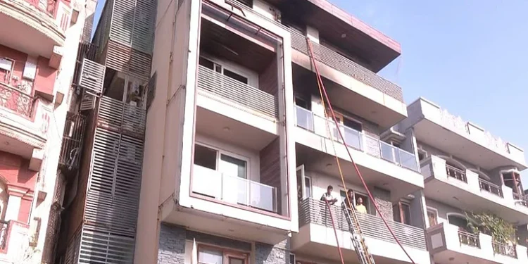 دہلی میں اے سی دھماکہ سے 4 منزلہ عمارت بنی آگ کا گولہ، 9 لوگوں کی موت