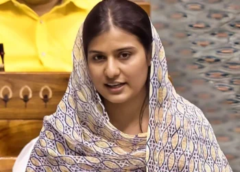 اقرا حسن نے مہلوک آدتیہ کی دادی اور ماں کو گلے لگا کر ہمدردی کا اظہار کیا