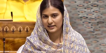 اقرا حسن نے مہلوک آدتیہ کی دادی اور ماں کو گلے لگا کر ہمدردی کا اظہار کیا