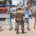 مغربی بنگال میں پولنگ مرکز کے باہر  ترنمول کانگریس اور بی جے پی حامیوں کے درمیان  تصادم