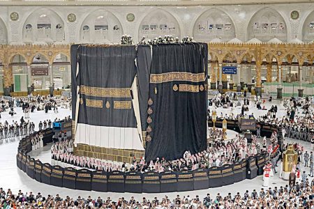 نئے ہجری سال کے آغاز پر غلافِ کعبہ تبدیل