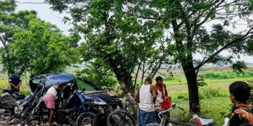 گوپال گنج میں شراب سے لدی  کار درخت سے ٹکرائی