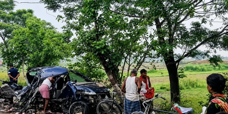 گوپال گنج میں شراب سے لدی  کار درخت سے ٹکرائی