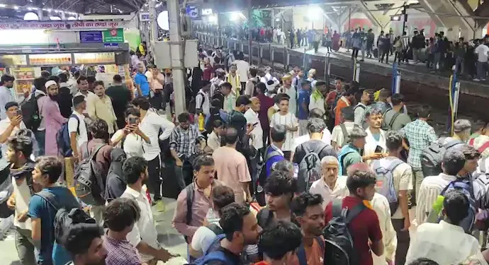 یوپی پولیس کانسٹیبل امتحان میں ’اوور کوالیفائڈ‘ امیدواروں کی بھیڑ