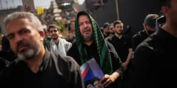  ہزاروں نم آنکھو ں کے درمیان ایران کے سپریم لیڈر آیت اللہ علی خامنہ ای  سپرد خاک