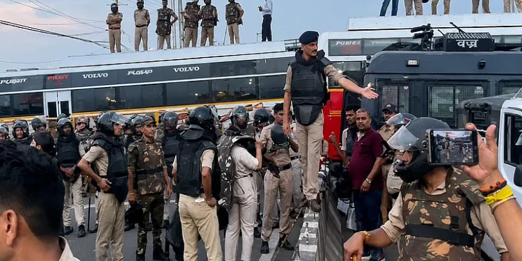 مدھیہ پردیش  میں ہزاروں کسانوں کا  سی ایم ہاؤس کی جانب مارچ