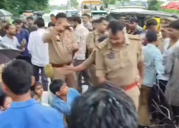 مہوبامیں  سڑک پر احتجاج کرنے والے جنرل الفا کے ساتھ پولیس کی بدسلوکی