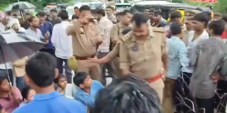 مہوبامیں  سڑک پر احتجاج کرنے والے جنرل الفا کے ساتھ پولیس کی بدسلوکی
