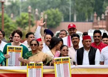 پارلیمنٹ احاطہ میں امت شاہ کے خلاف اپوزیشن کا دھرنا و مظاہرہ جاری