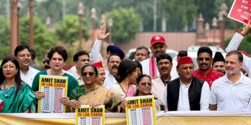 پارلیمنٹ احاطہ میں امت شاہ کے خلاف اپوزیشن کا دھرنا و مظاہرہ جاری