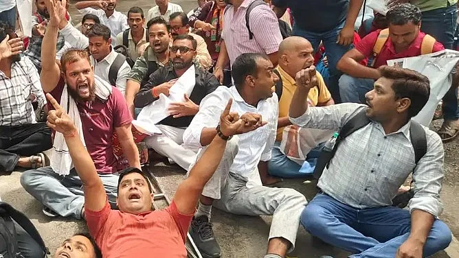 لکھنؤ میں ’ریزرویشن گھوٹالہ‘ پر ہنگامہ