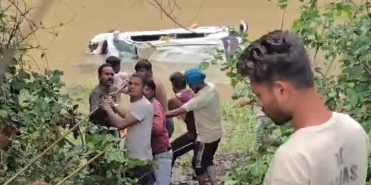 مدھیہ پردیش میں خوفناک حادثہ، عقیدت مندوں سے بھری کار برساتی نالے میں بہہ گئی، 8 افراد کی موت