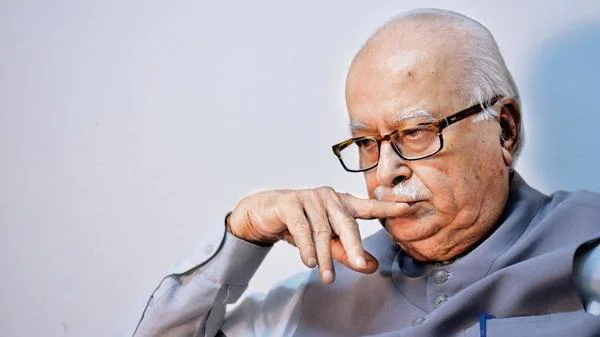 دہلی ایس آئی آر میں لال کرشن آڈوانی سمیت کئی اہم شخصیات کو پرانے ریکارڈ سے میپ نہ ہونے پر نوٹس