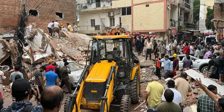 دہلی کے ستیہ نکیتن میں ہاسٹل کی عمارت منہدم